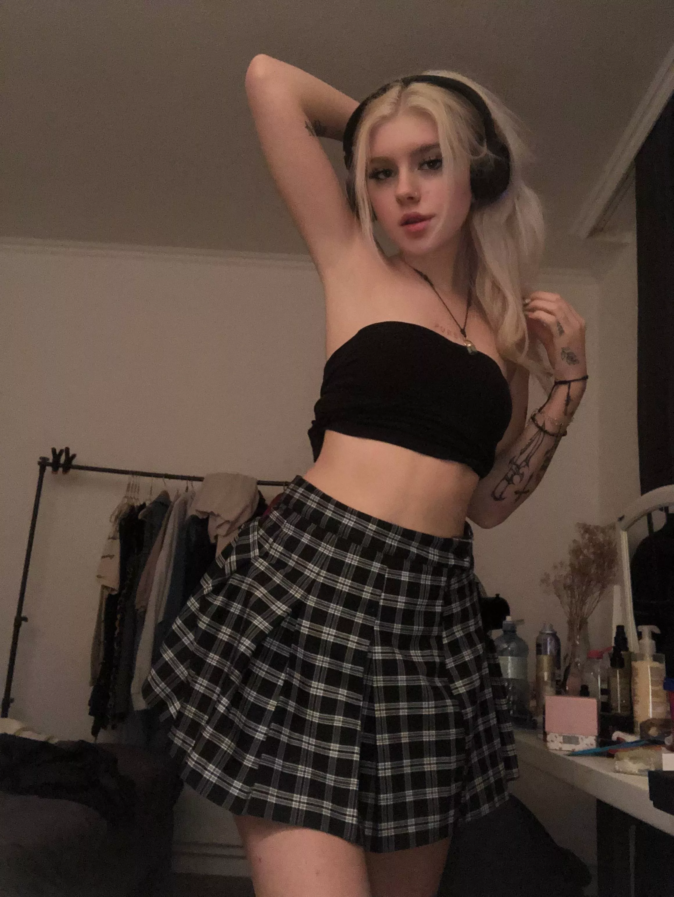 I need someone lifting that small skirt for me 😘🙈