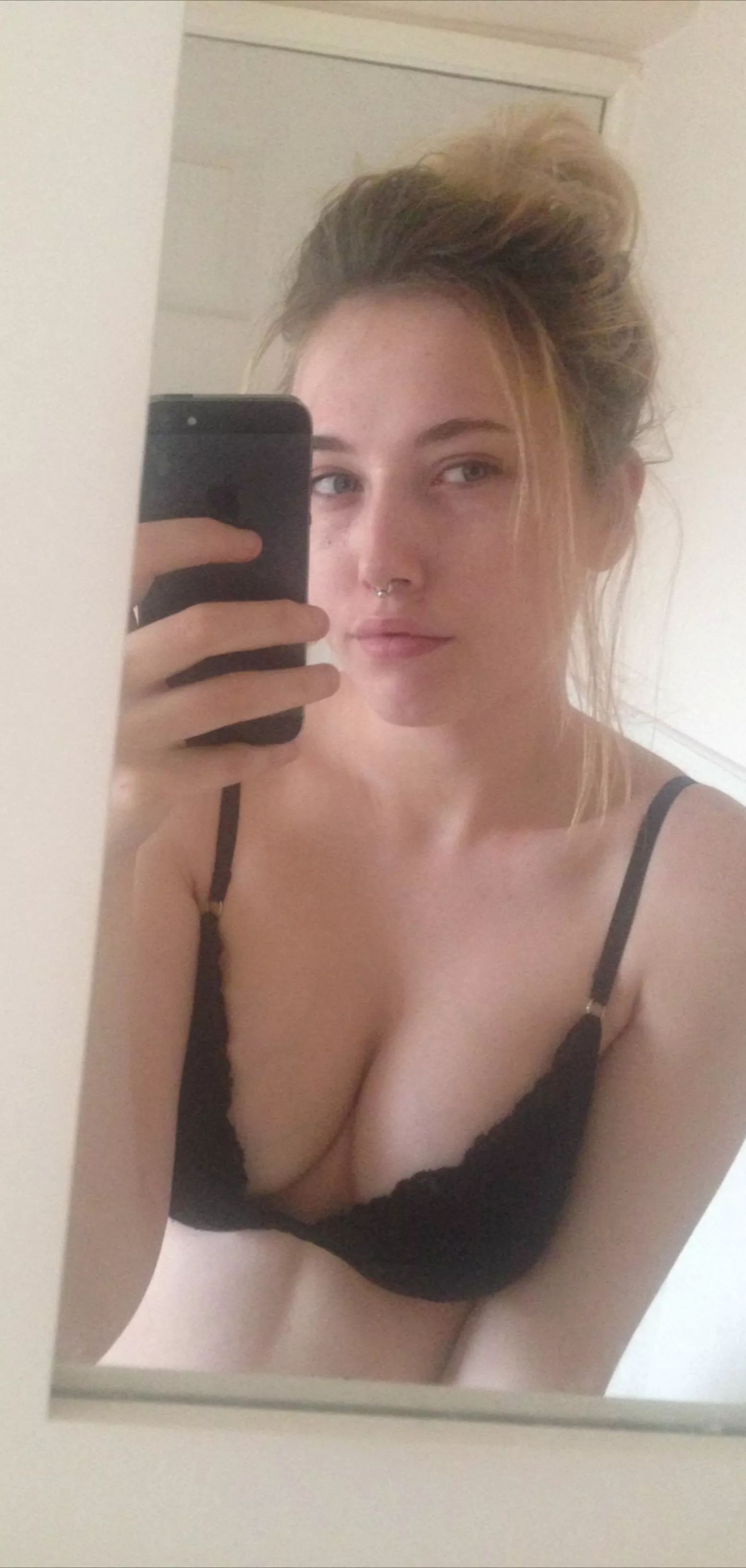 Im Bored. Anyone interested to have fun with me? klk: yhazelove