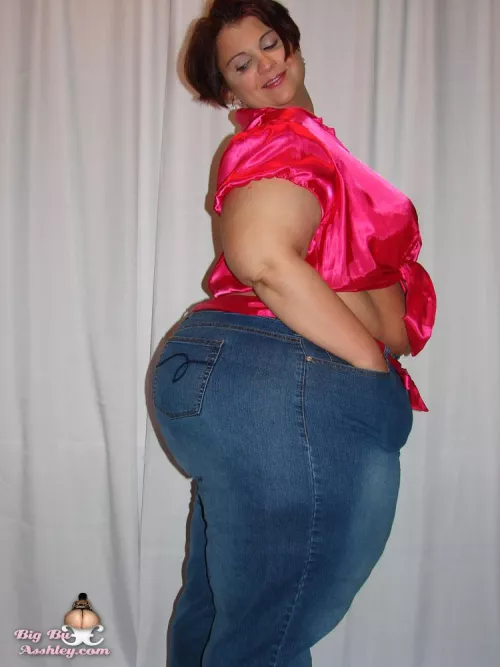 Look at the first comment to see more content <3