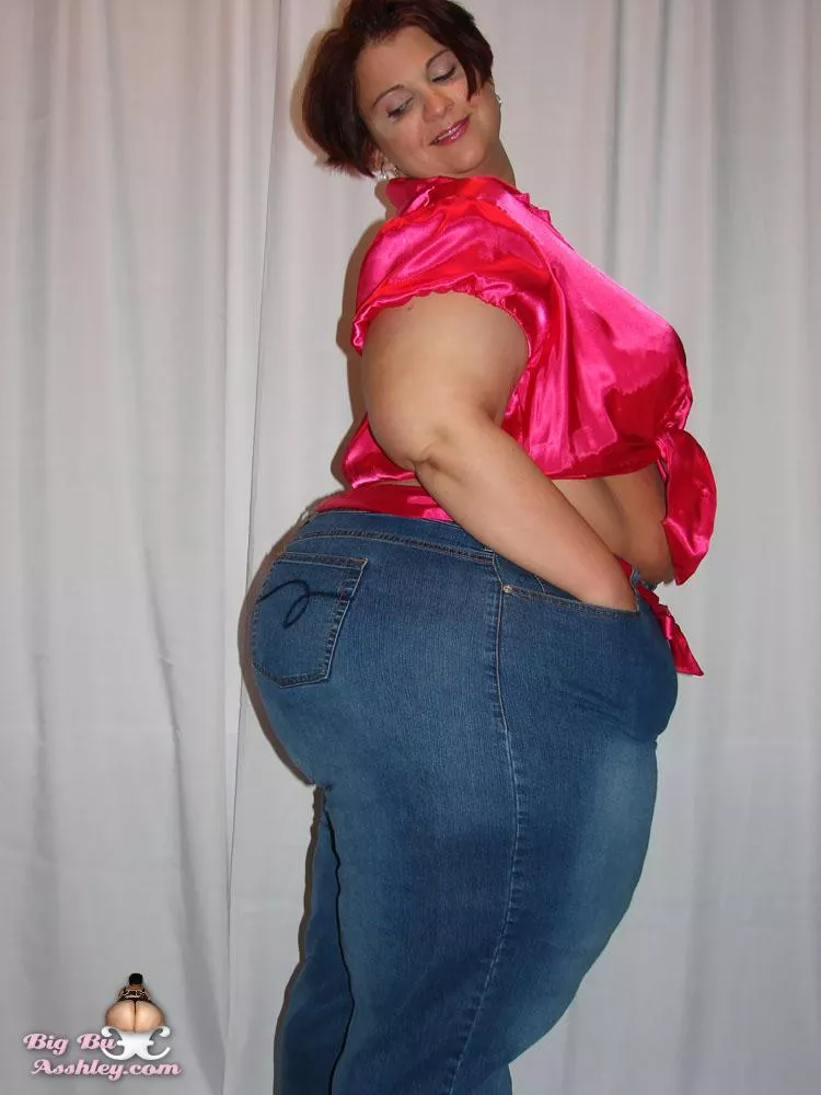 Look at the first comment to see more content <3