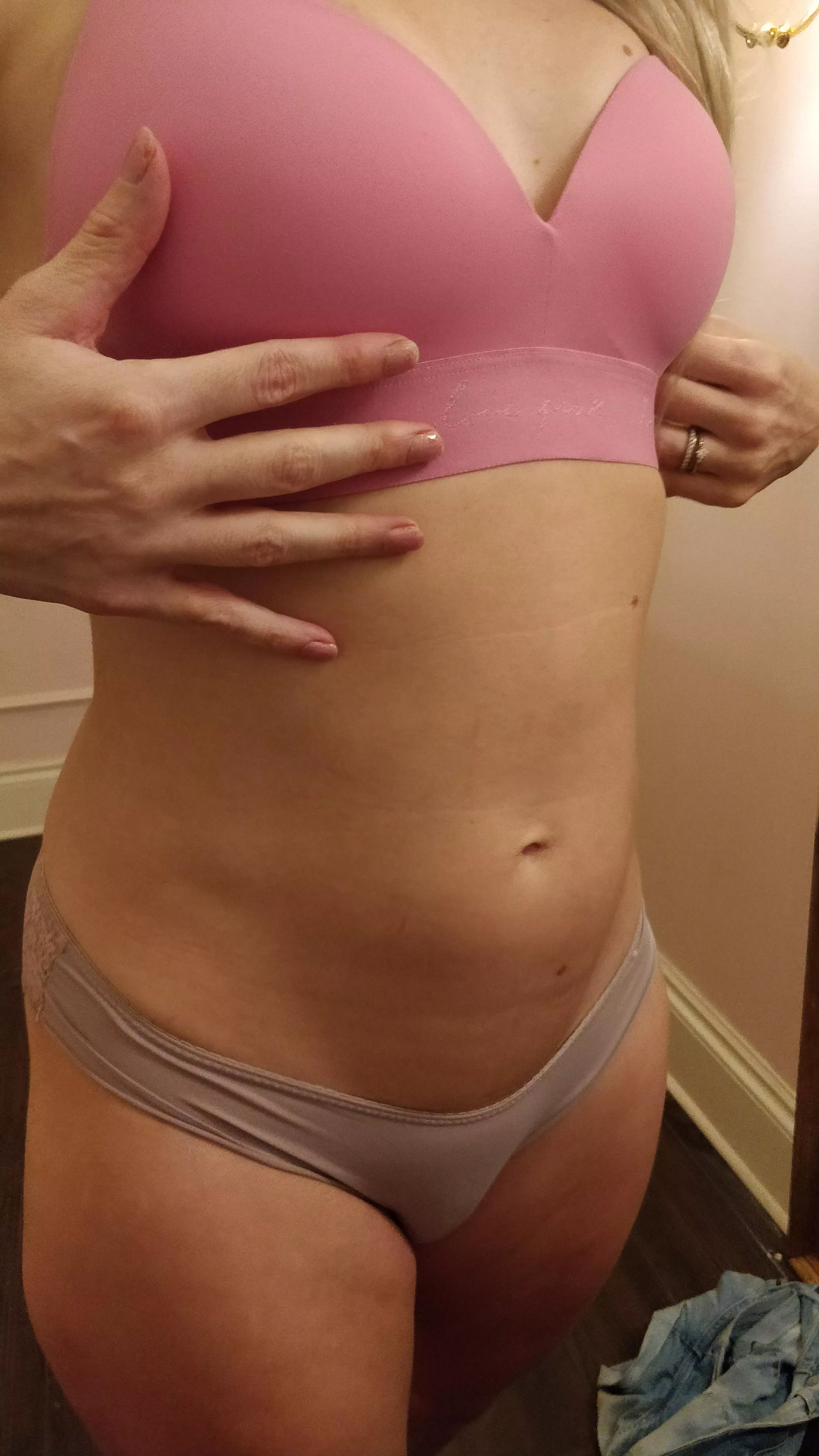 Pregnant VS bra shopping. What else could I get up to in here? 😈