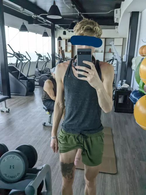 The guy behind me sucked my dick on the gym floor after this