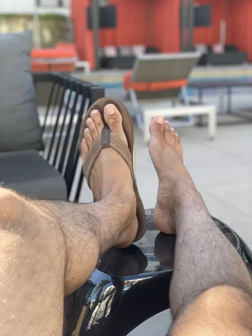 Tops in flops. Rainbows go so well on sunny pool days, right? ☀️ 🩴