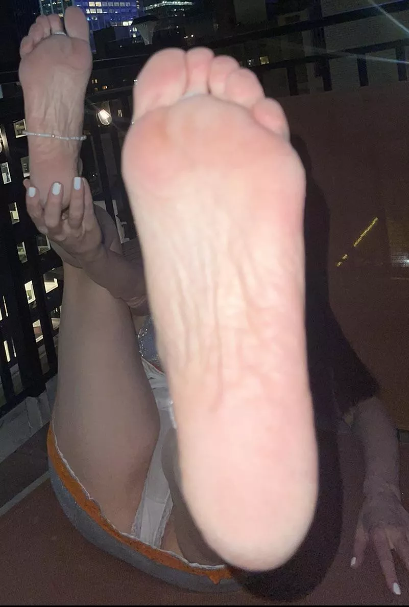 Do you think my feet will make you happy? (F54)