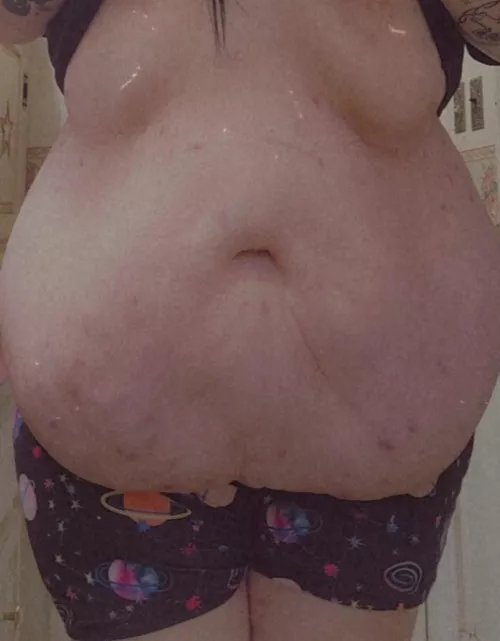 I just want someone to feed me and make me a voluptuous goddess🥺🖤