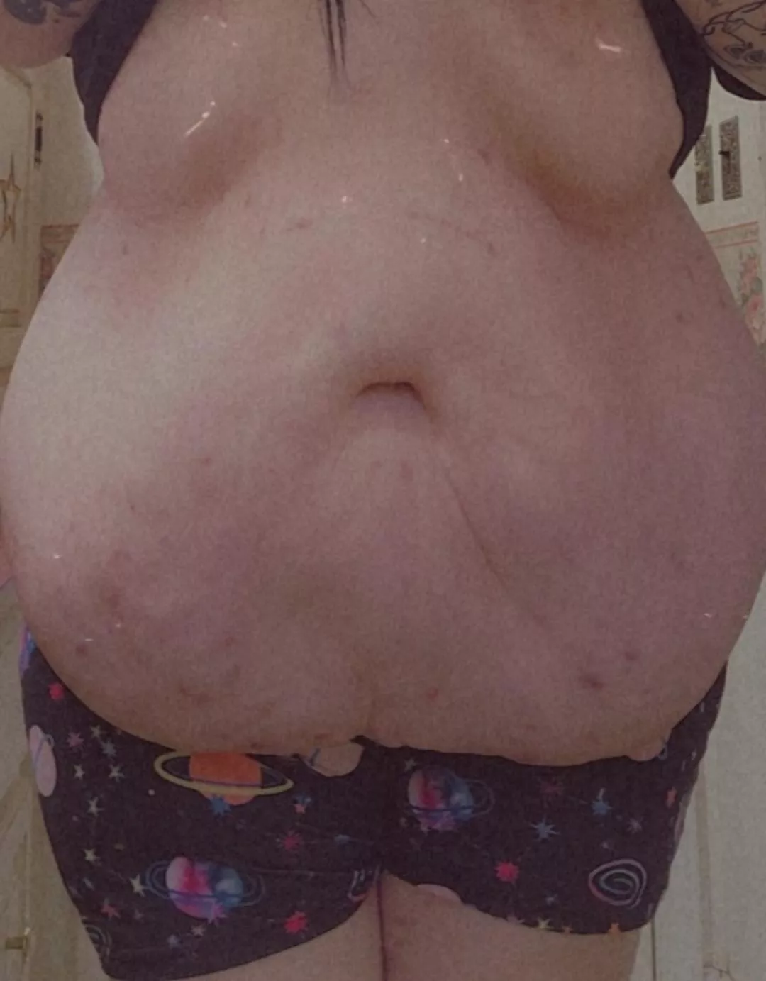 I just want someone to feed me and make me a voluptuous goddess🥺🖤