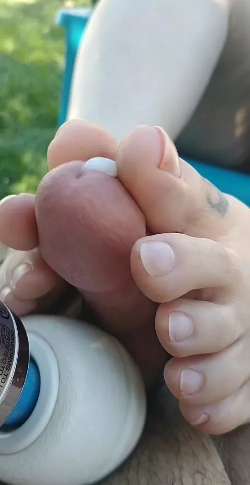 I love cum on my toes..