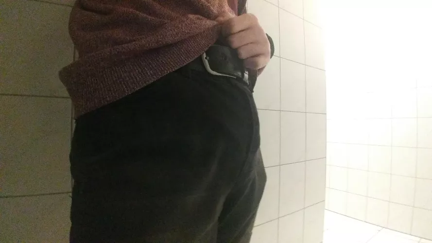 I send you this while we're at the restaurant, would u come to the bathroom aswell?😇