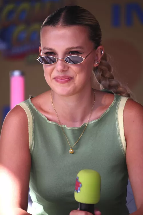 I would love to edge and goon for so long to Millie Bobby Brown, I wanna lose my mind for her till exploding and clean it up for her.