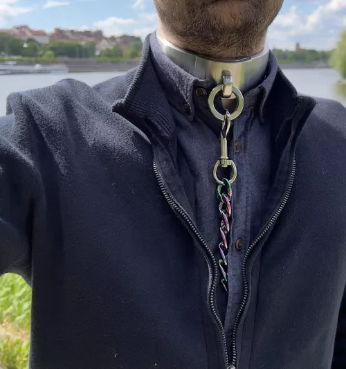 Iama self collared guy who loves that look and wears it publicly (usually less exposed). Surely I’m not the only one