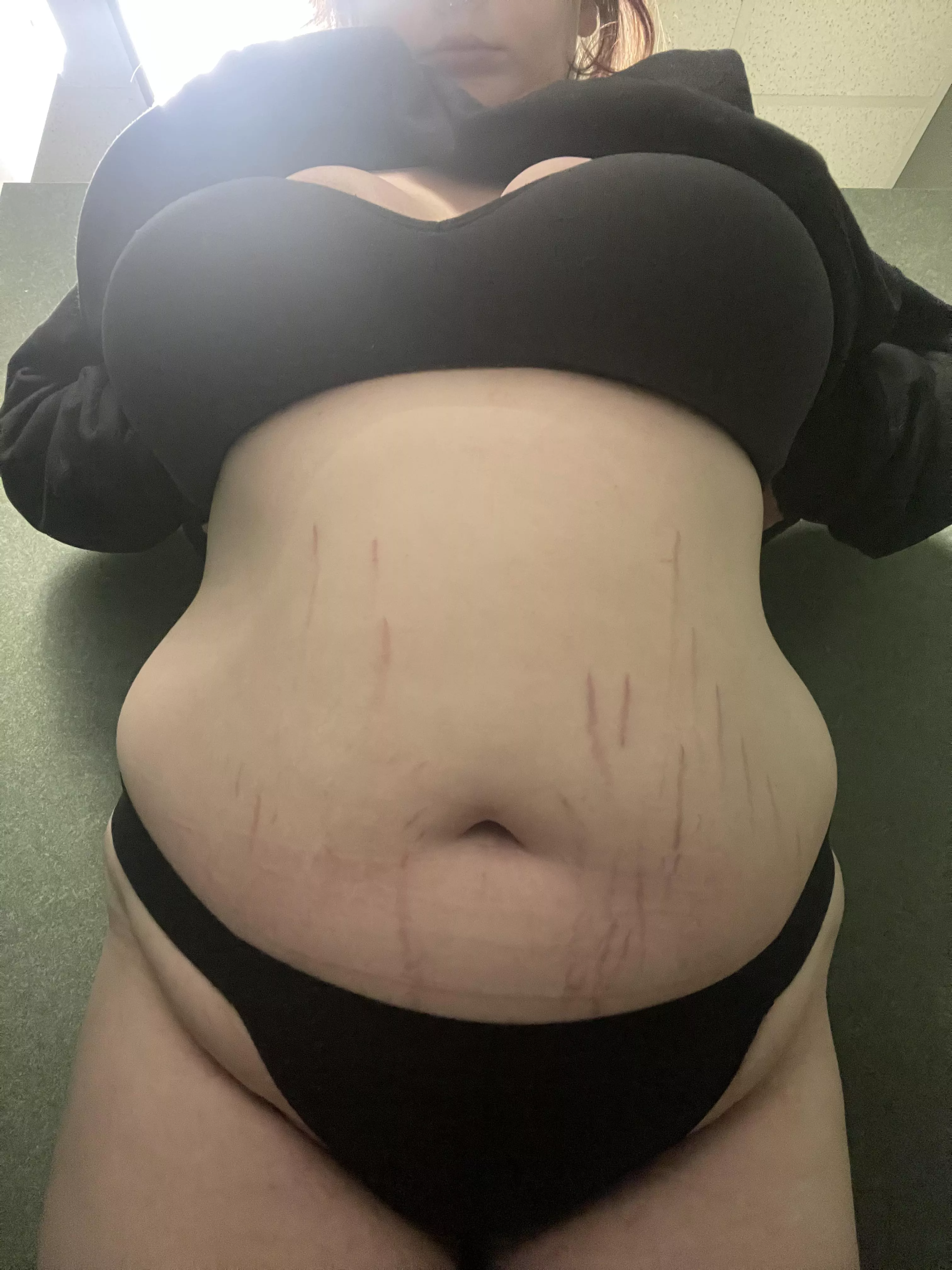 it’s getting hard to contain all this belly 🙈