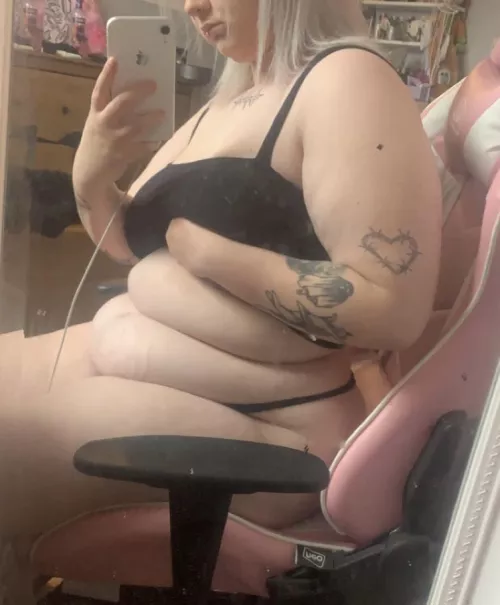 love the way my belly rests on my lap 💕