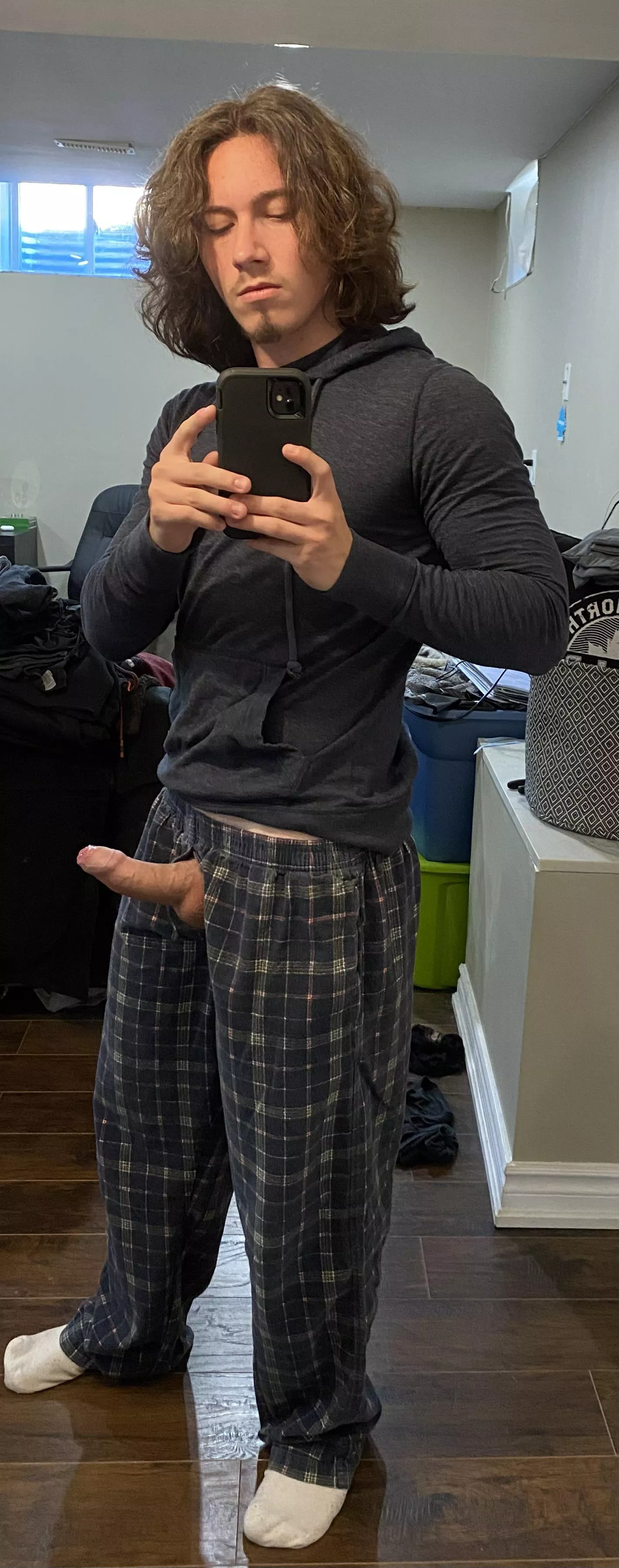 Need someone to suck this veiny cock😩