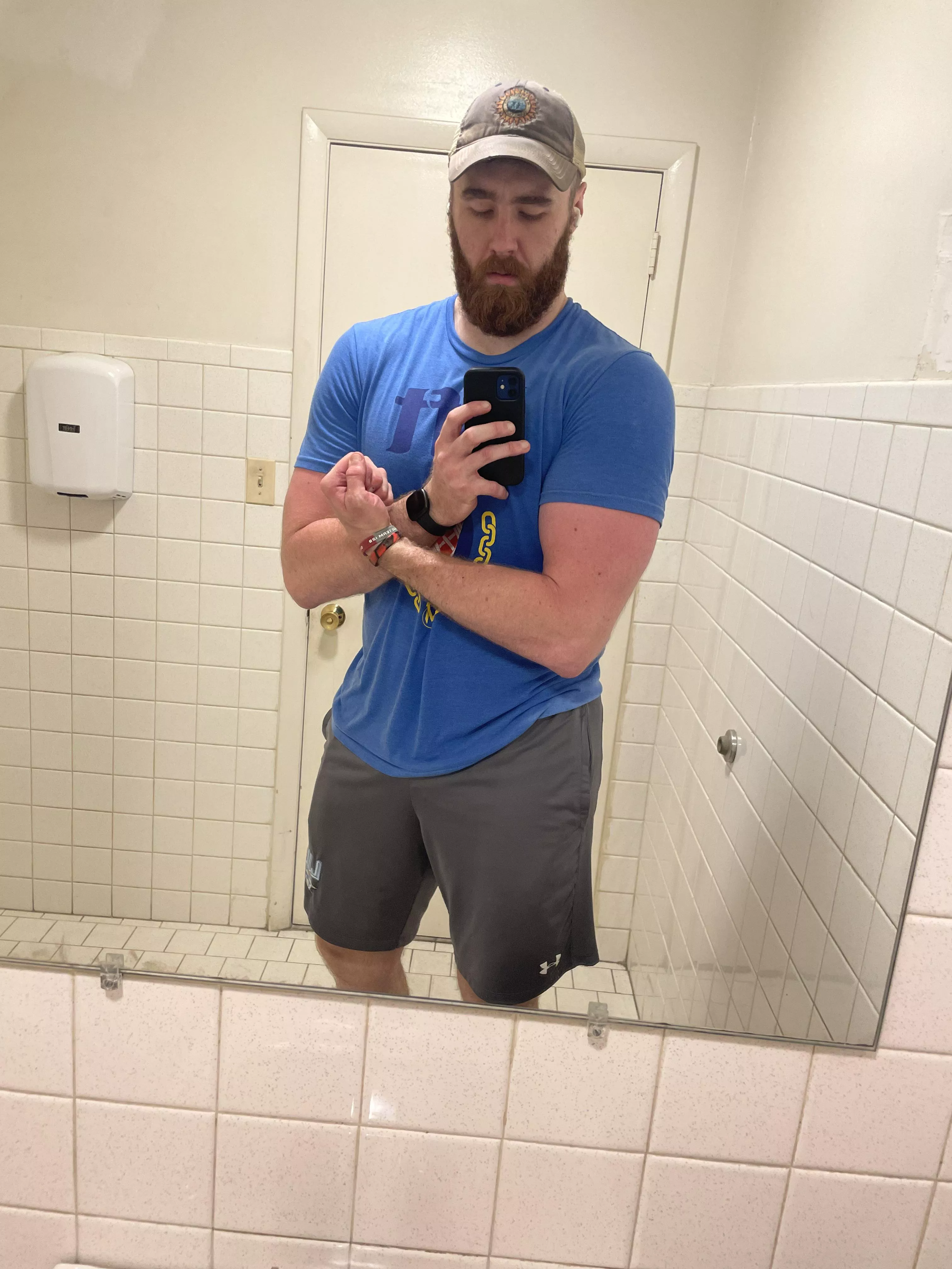 Newly out as bi at 28, and have no clue how to flirt with men. Can you give me some practice? Here’s me flexing as a start.