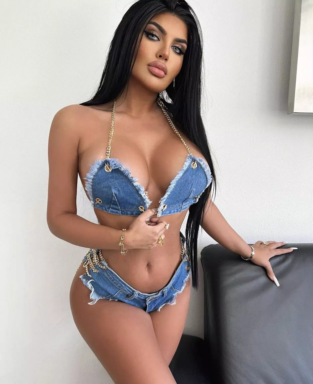 Stunning bimbo in her type of jeans outfit