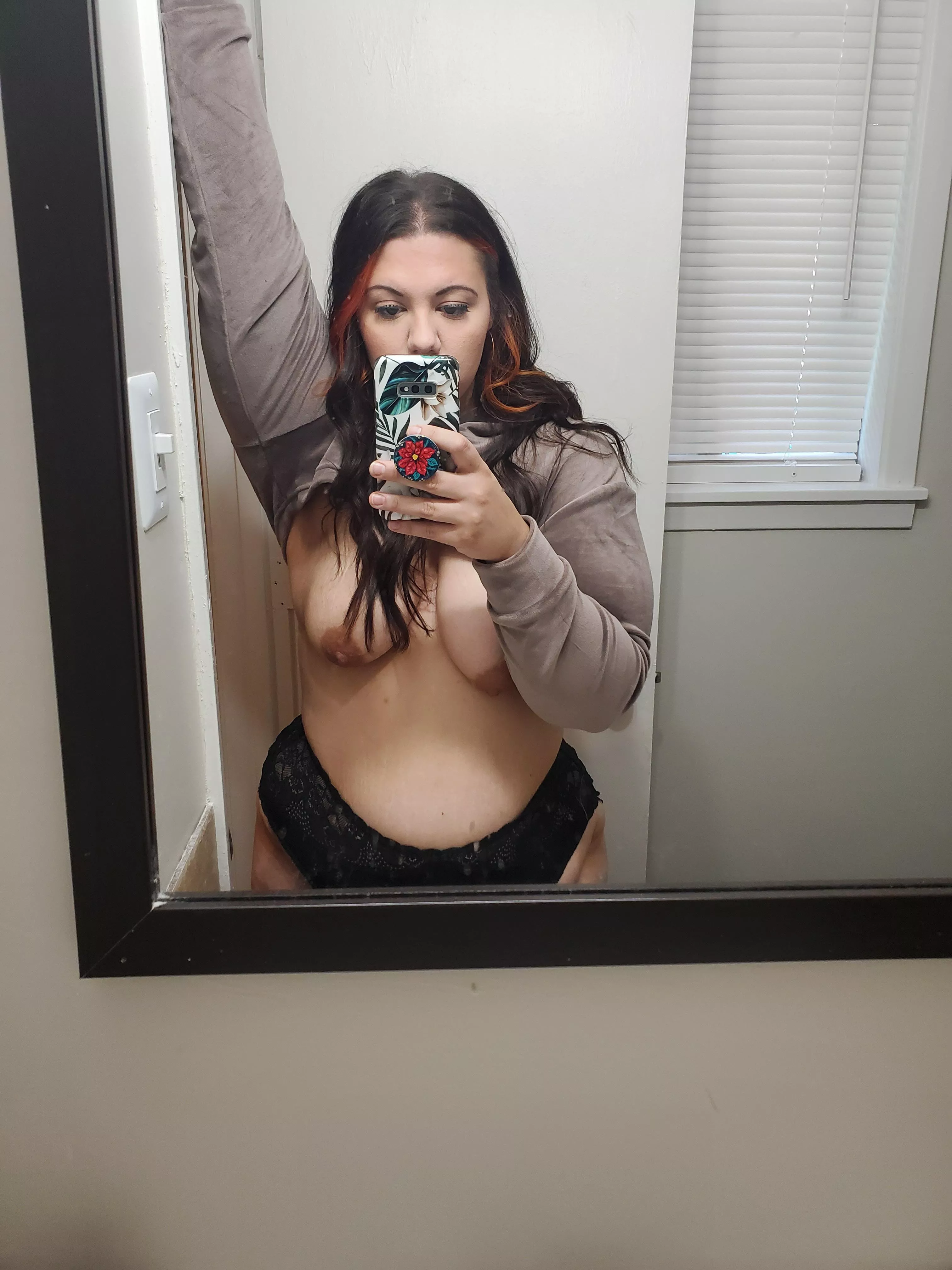 take me out to dinner and I'll hand you my underwear underneath the table 😏