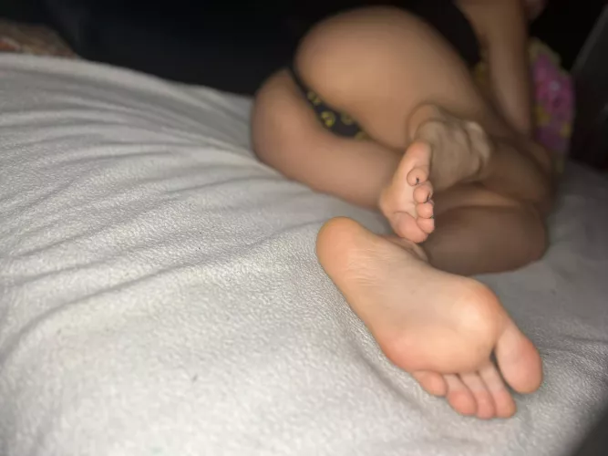 taste my feet and slap my ass 😳