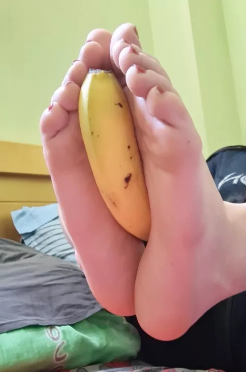 What should be the next thing for me to grab with my feet?