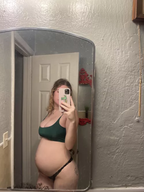 34 weeks and i’ve never looked better 😘