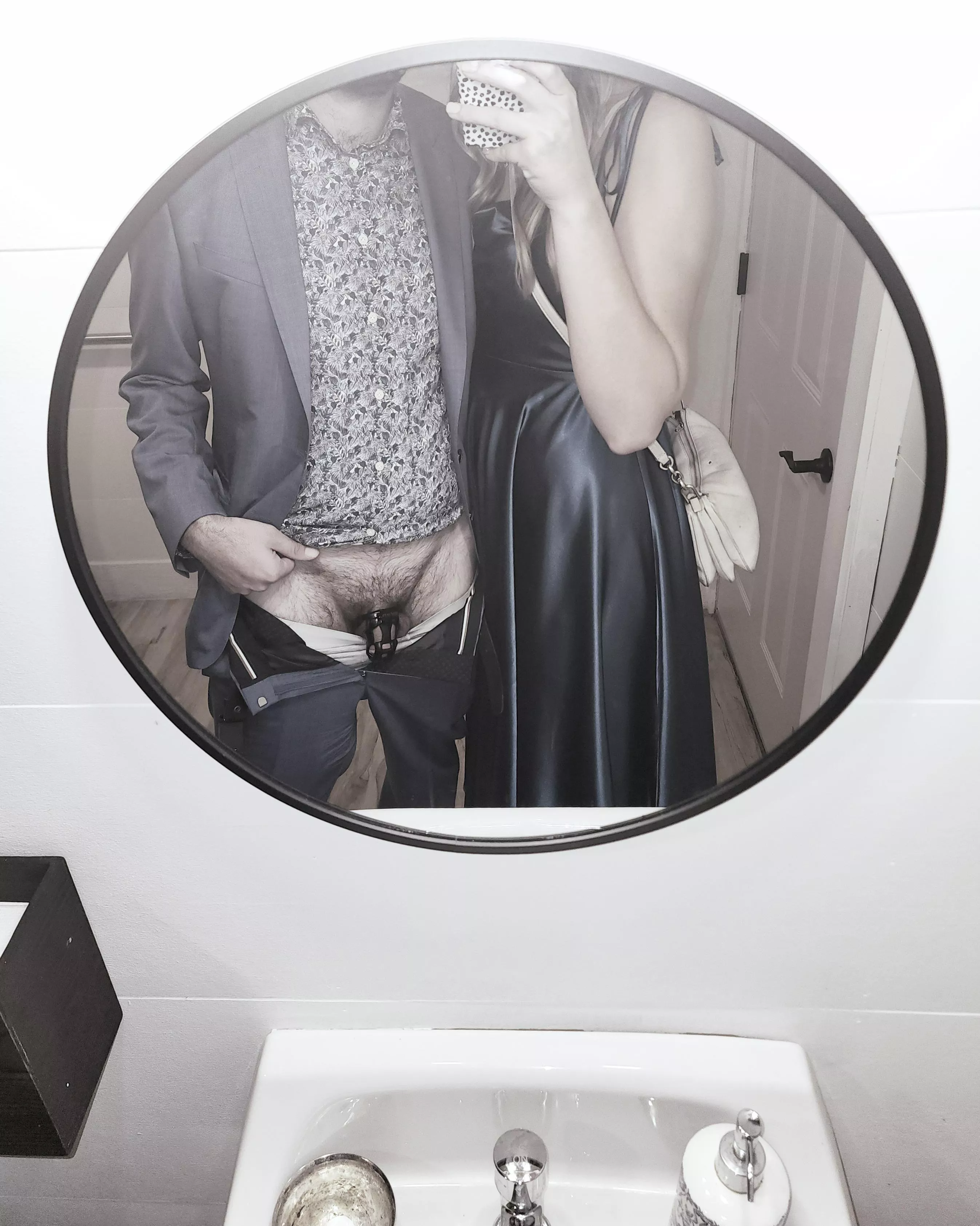 He was such a champ wearing his cage the entire wedding! 💘