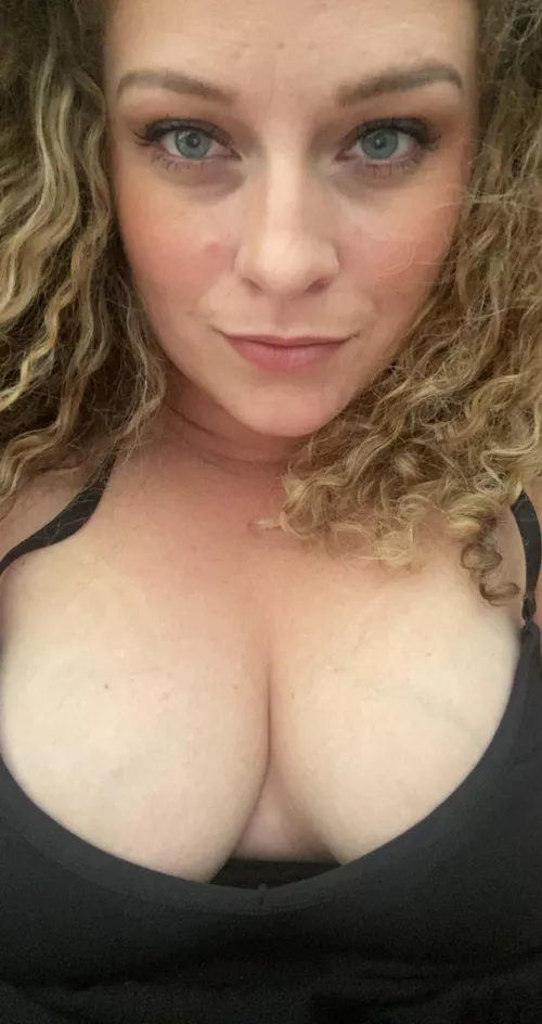 Hello, fellow curly friends! 💋 I’m new around here. I’m happy to have stumbled over this community- can’t wait to get to know everyone! 😘