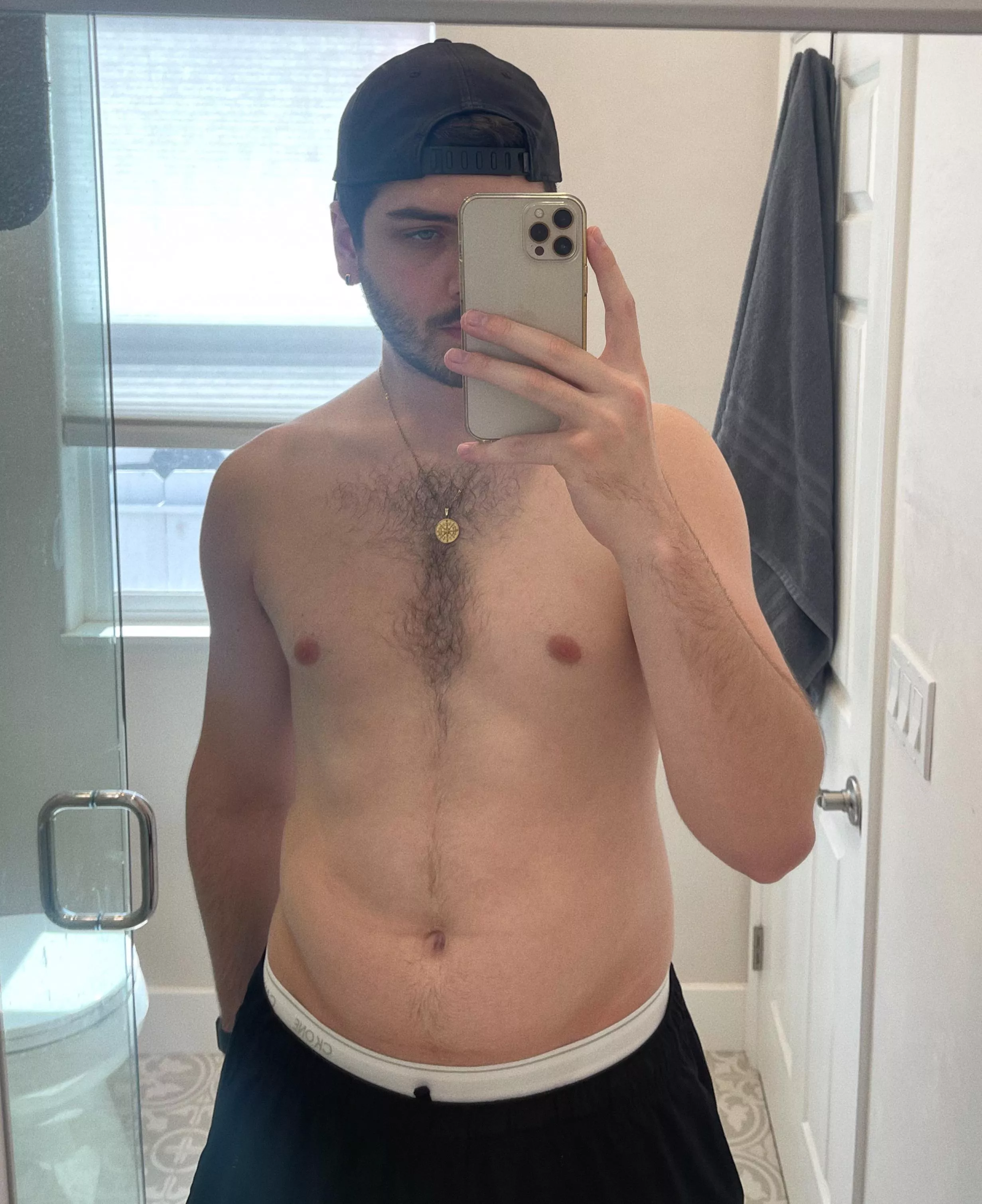 Hi 👋 I may not have a six pack but I’m working out every day and eating healthy to get my body right 💪 And I feel great!