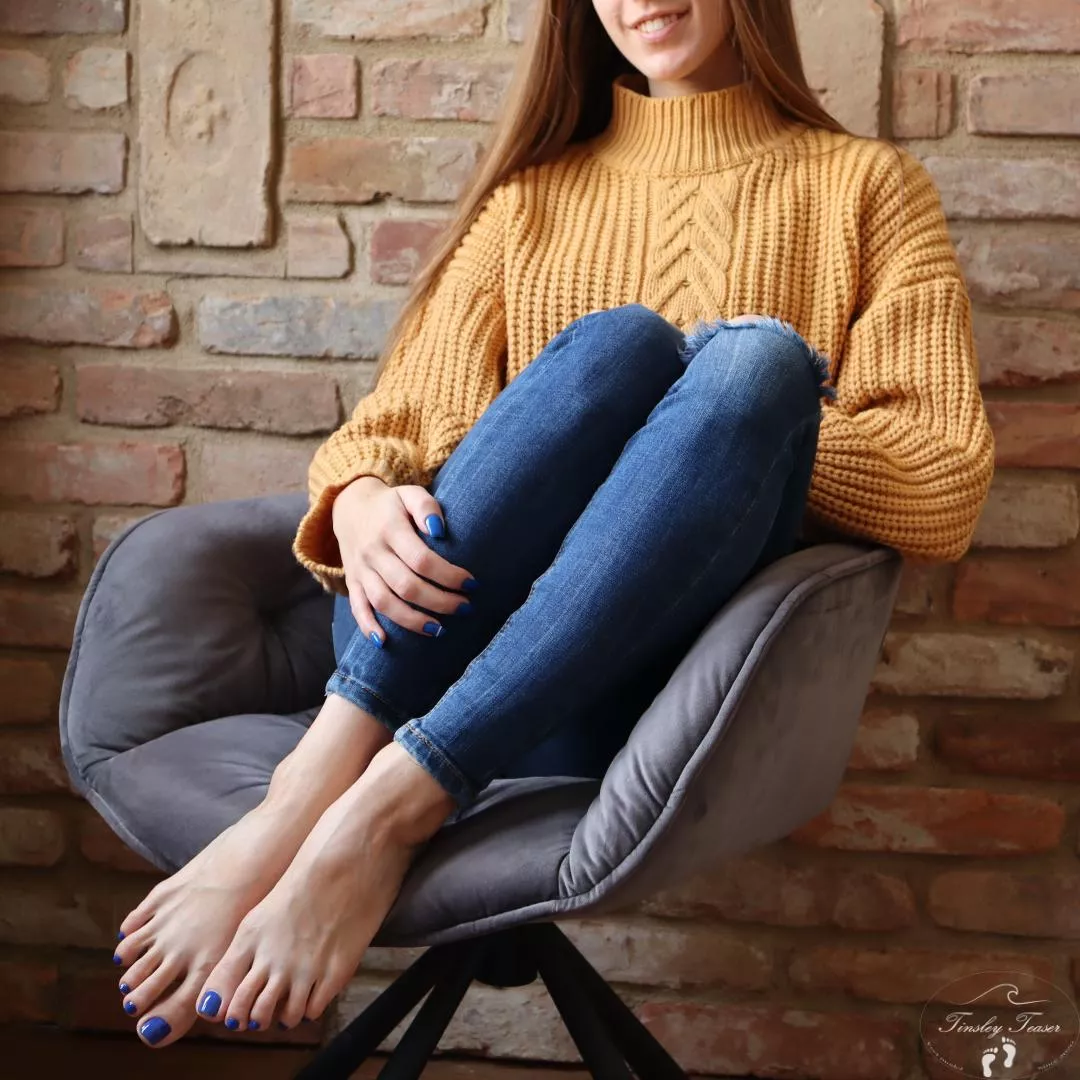 It's cold out there and I need something warm around my feet 😳 Would you help me warm up a little bit? 🥺