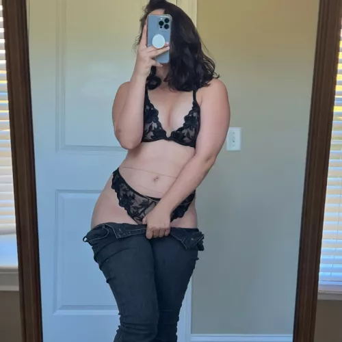 Pretty lips and big hips 💋🍑