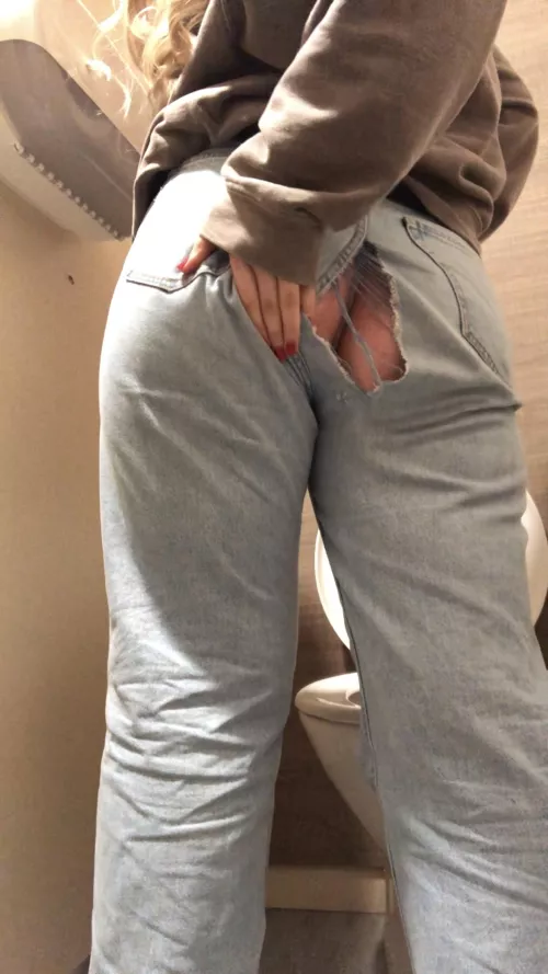 so embarrassed that this happened to me today but thought you guys might enjoy seeing my ass through my ripped jeans🍑🧡