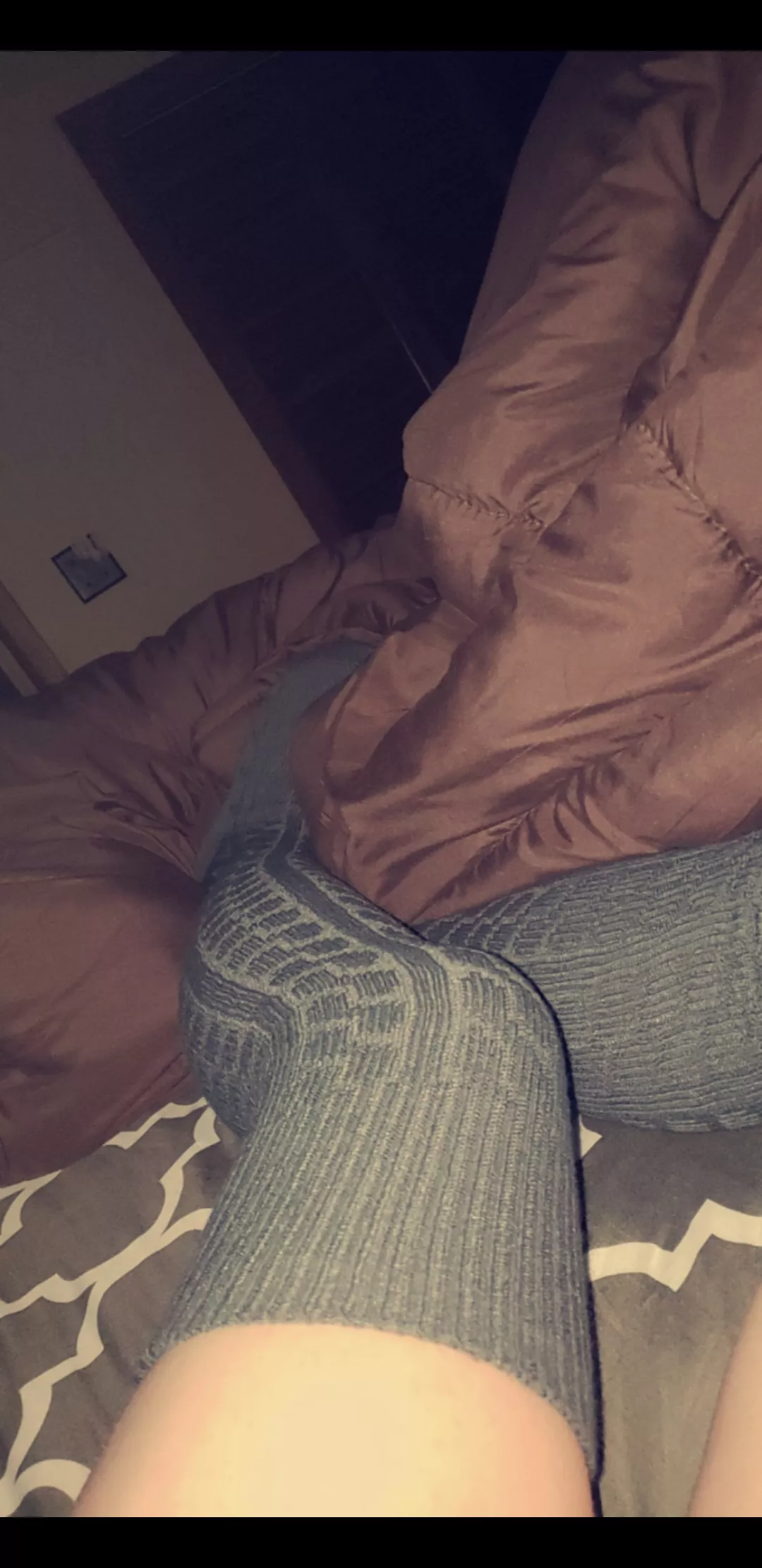 thick thighs with the long socks 😜