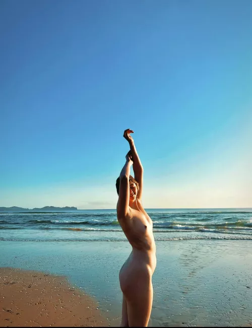 6’5 beach goddess [f]