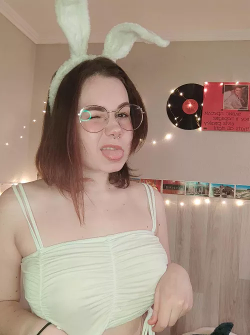 My body is staring into your eyes, I'm so indecent