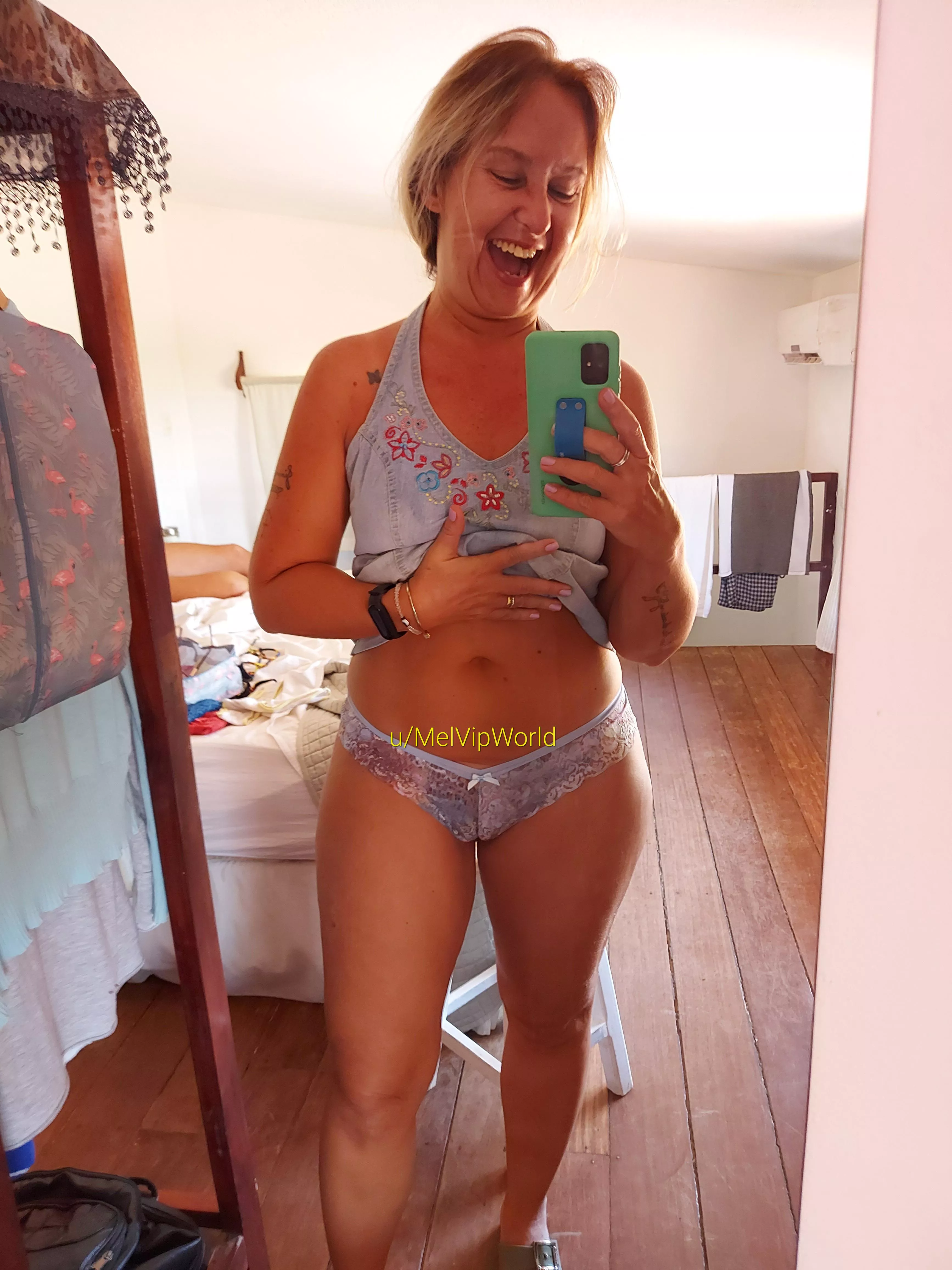 Smile and camel toe to turn your week horny as u desire