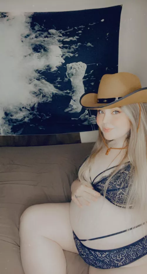 This pregnant cowgirl still loves to ride 😘🍆🤤 yeehaw 🤠