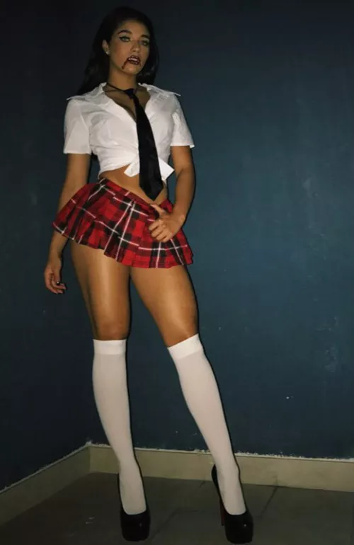 Vampire Chav Schoolgirl - Unreal legs