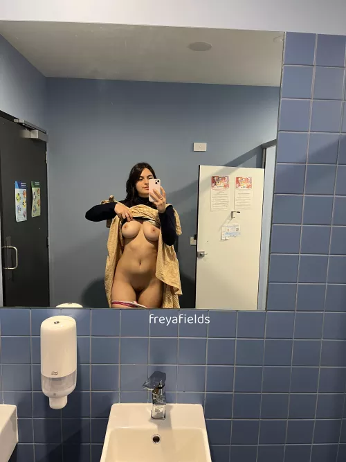 flashing from the uni bathroom 🥵🥵