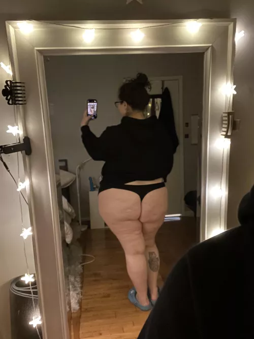 Hoodie season is almost here - you can feel it in the air 🥳🍂 My body temp is confused so I’m cold on top and warmmm on the bottom 😜