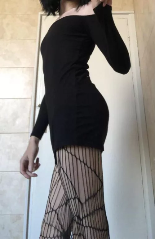 I love my figure in this dress 🖤
