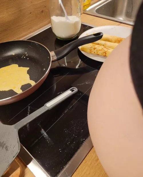 my online-feeder inspired me to cook pancakes with much sugar and butter right now...resting my belly at the kitchen unit