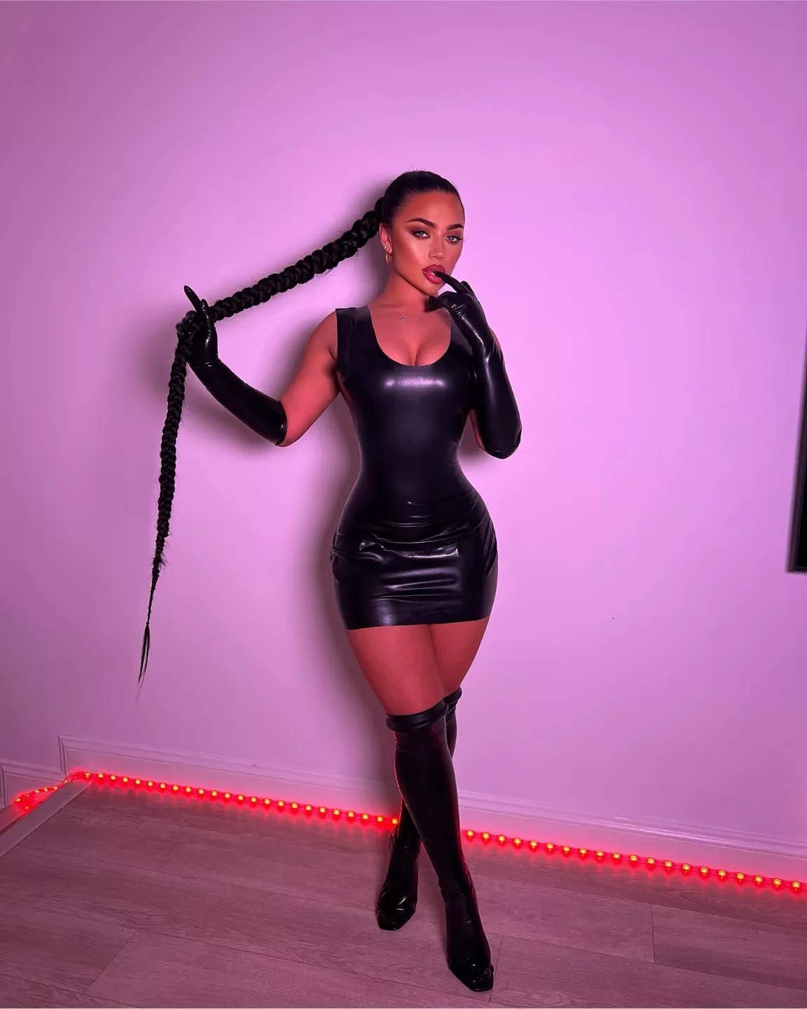 She looks good in shiny outfits....🔥