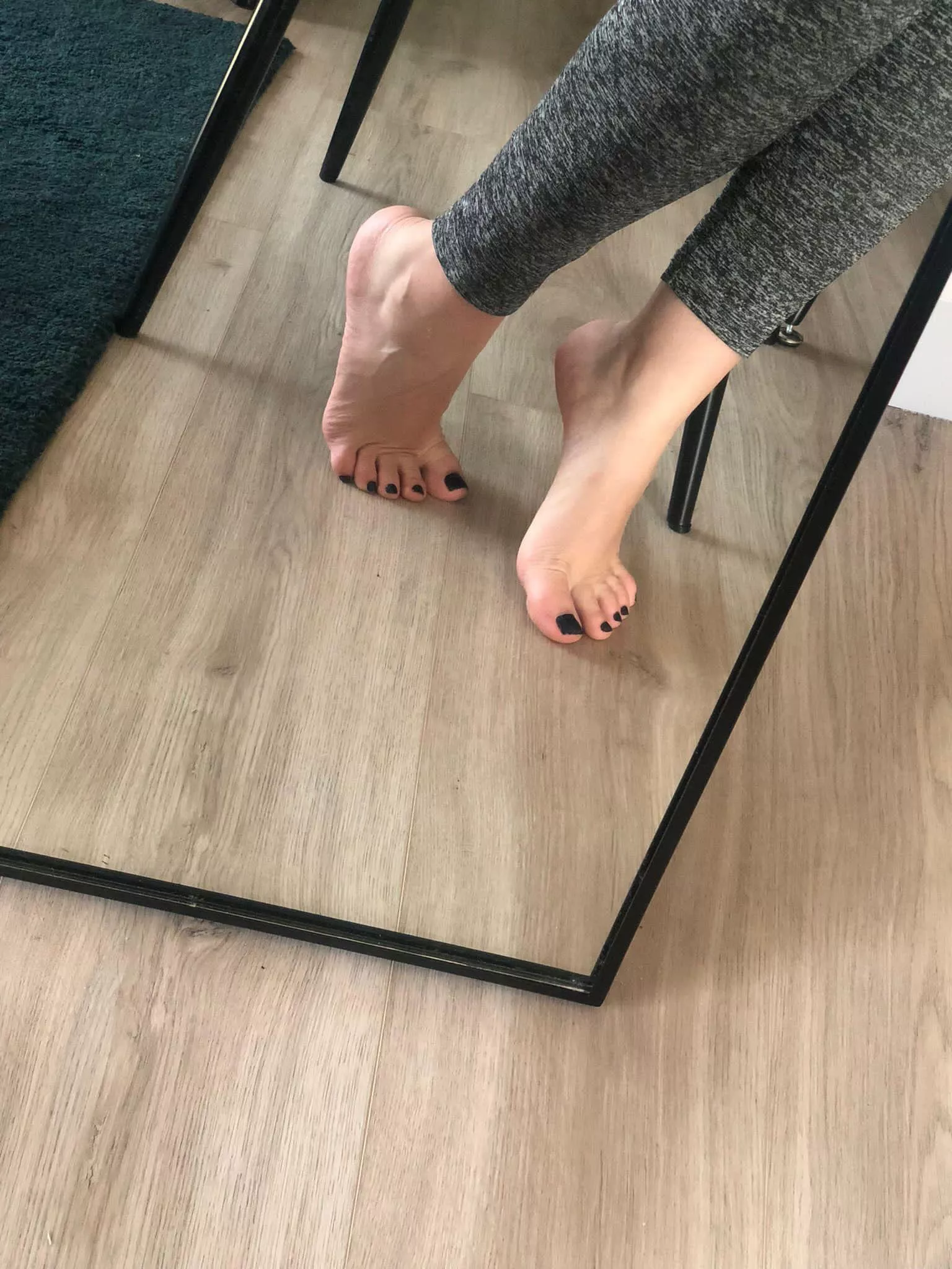 sniff my feet loser 😈 or u wanna get ur ass destroy? 🥵 [domme]