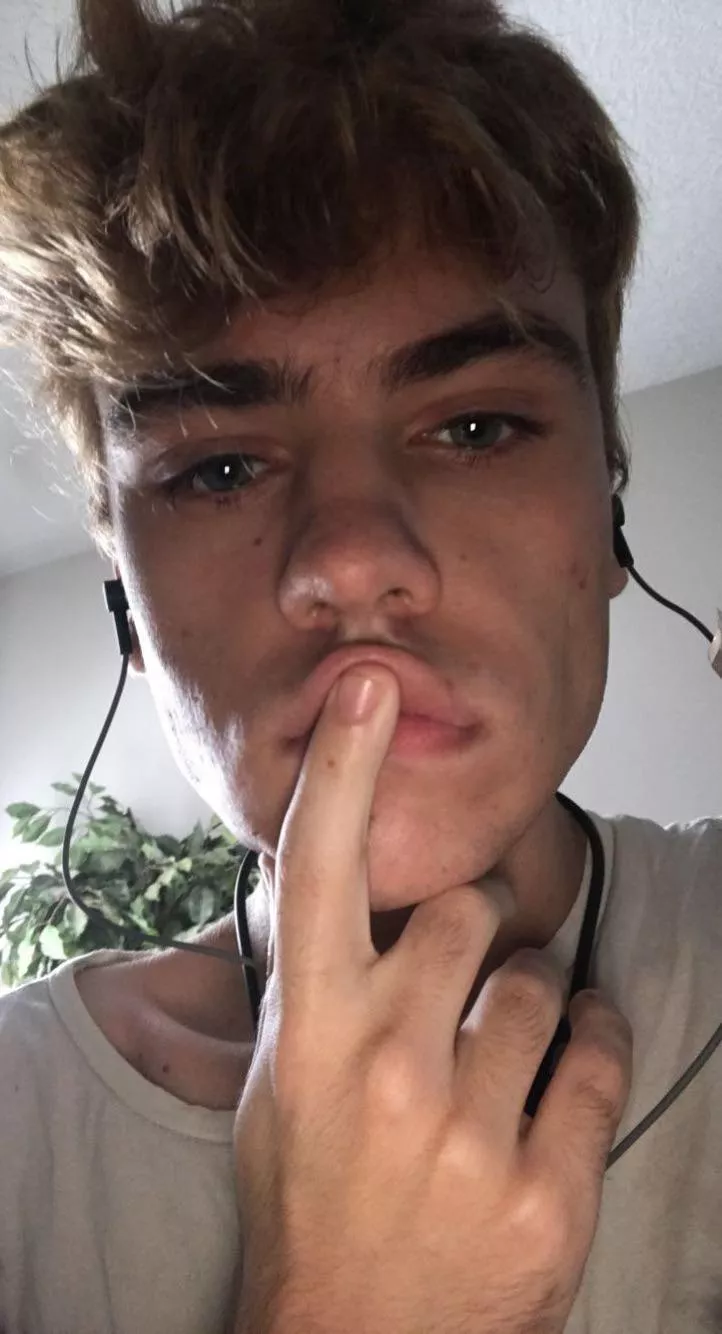 Sorry for the wired headphones, I lost my AirPods 😭