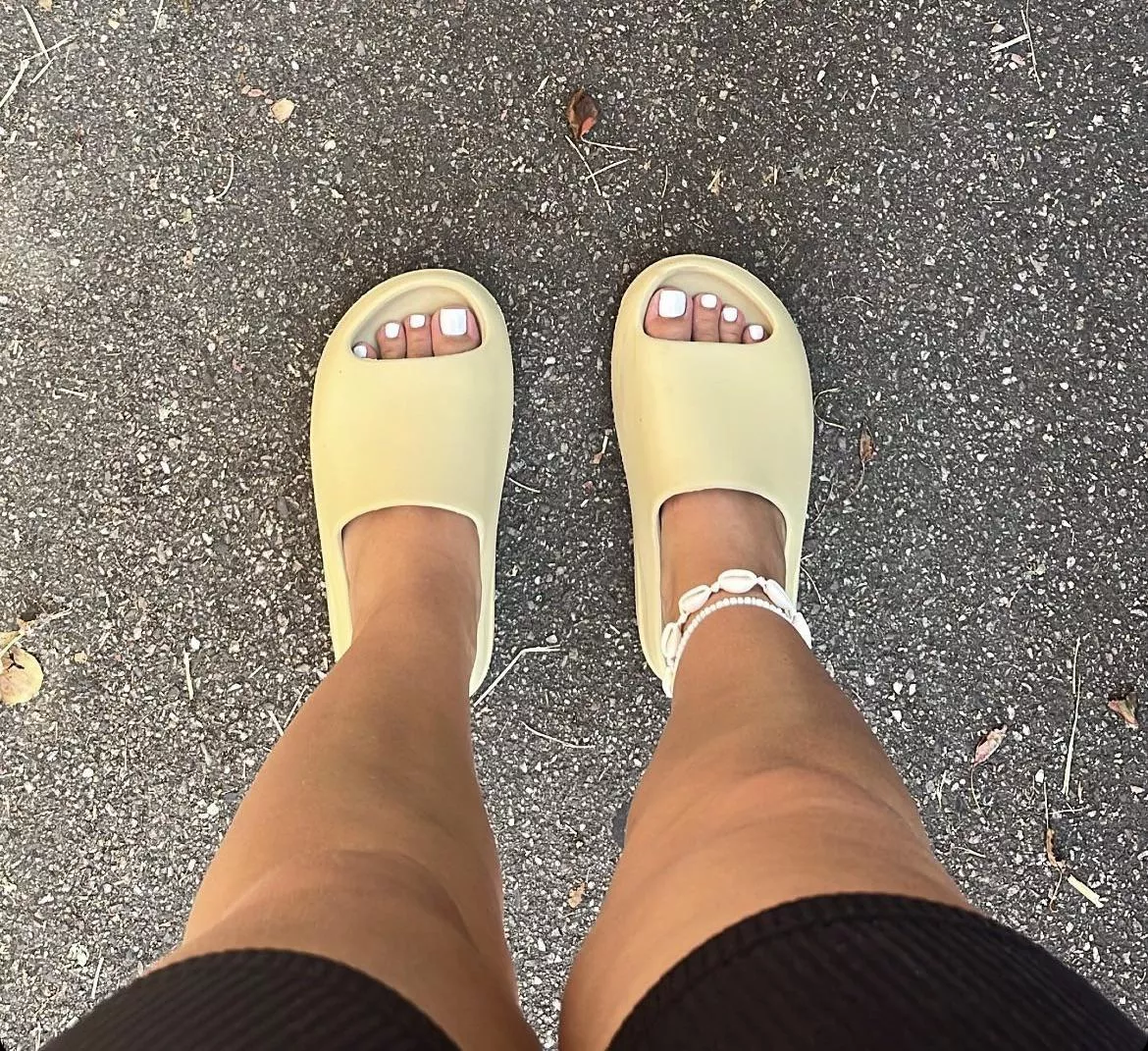 the summer is over but i go still out with my sandals 👡