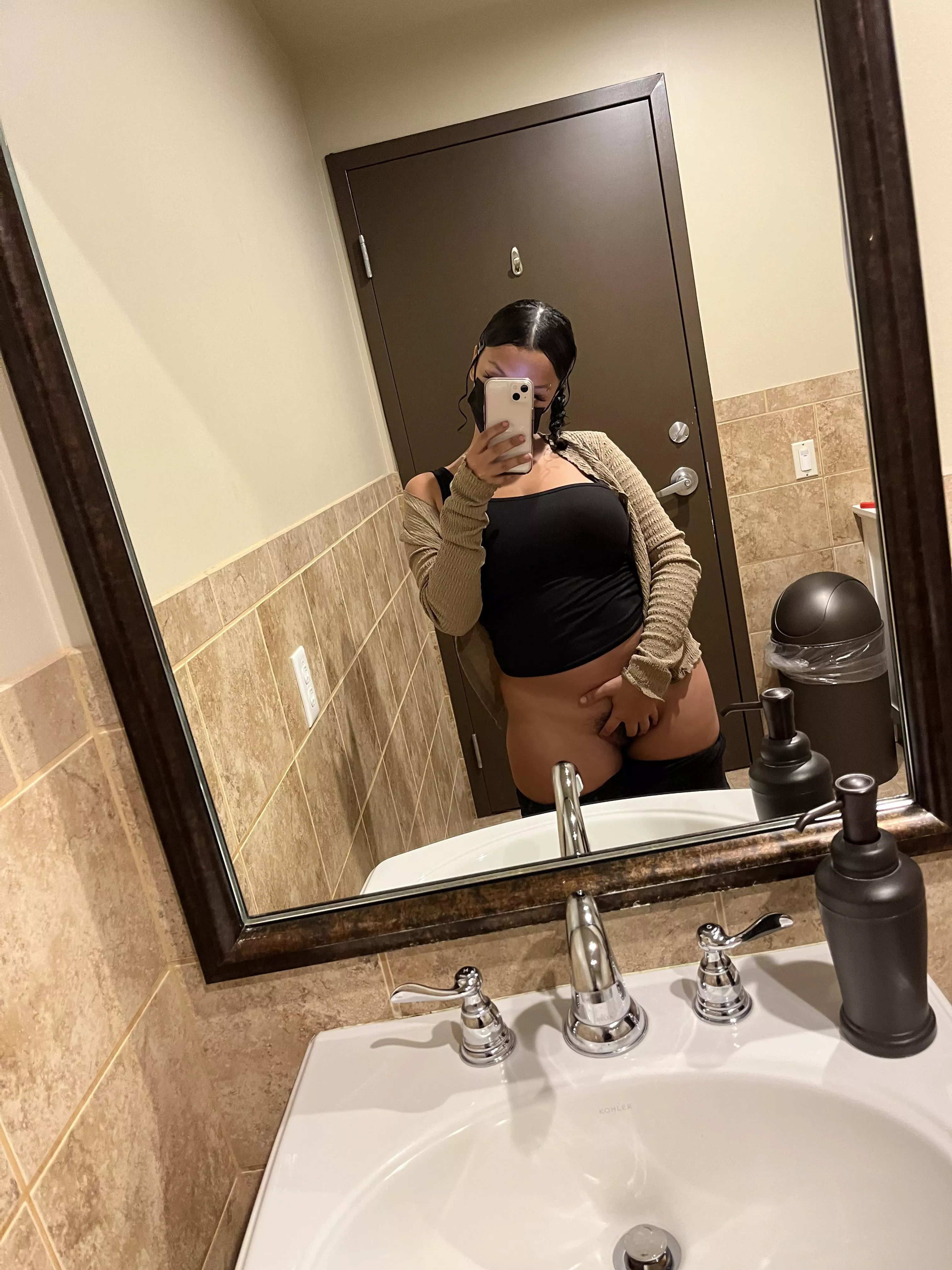 Touching myself at work 🥰