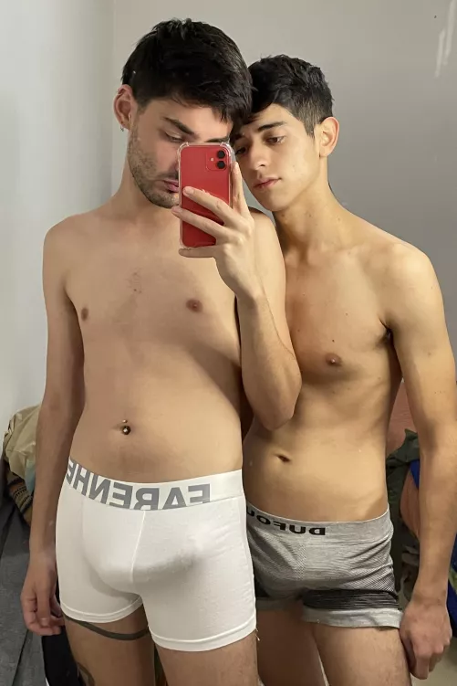 we took a photo in sweaty underwear with my little bro [18] and we also recorded a very horny video together 🙈🥵