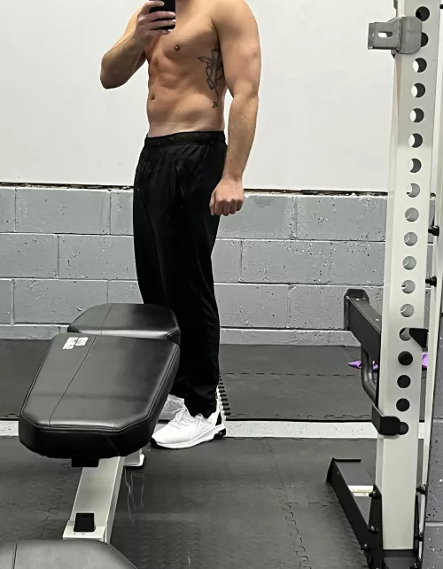 Working out alone is no fun 😜 [m]