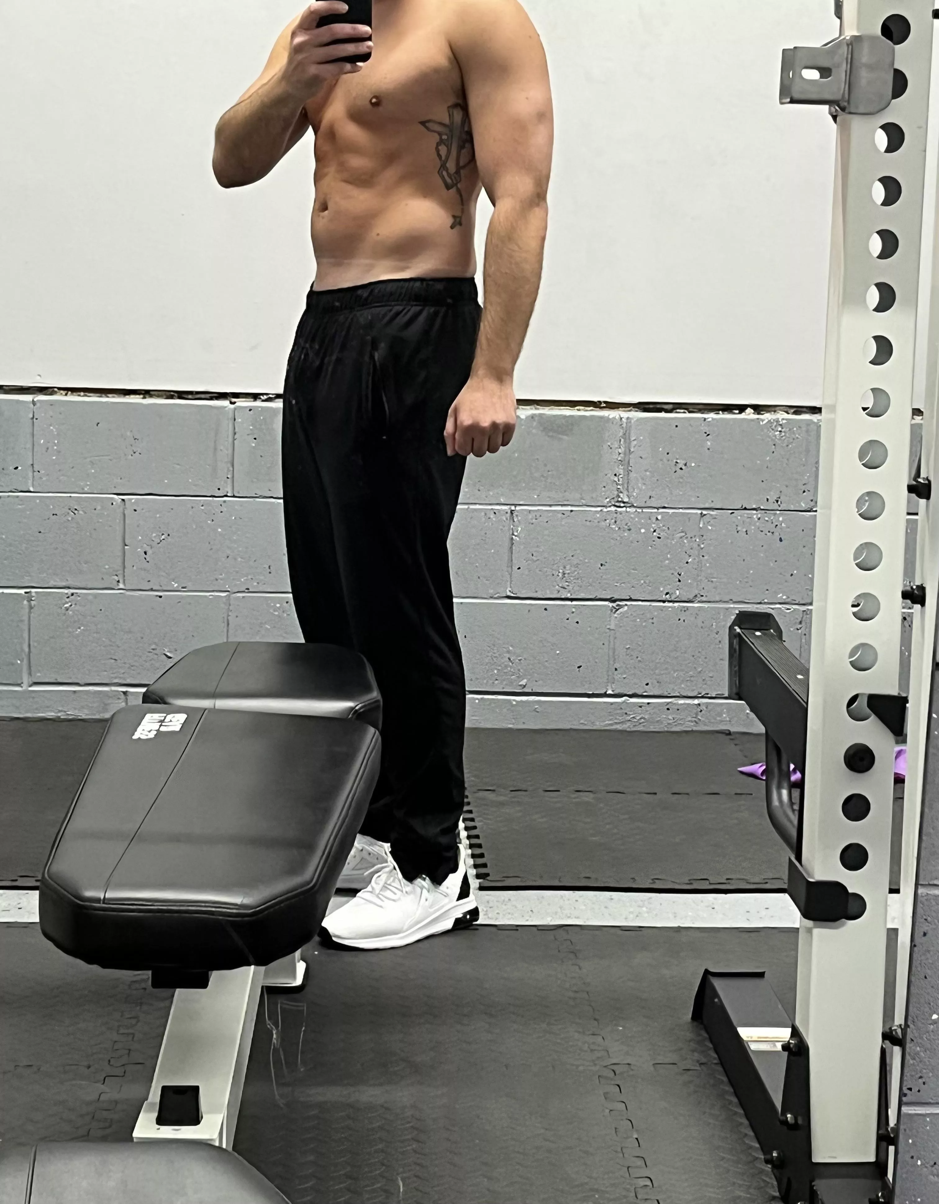 Working out alone is no fun 😜 [m]