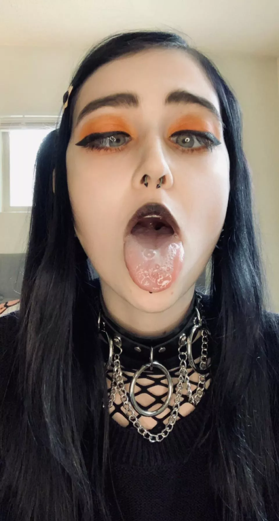 Fuck my throat and give me a facial, can’t you see I’m begging ?🖤