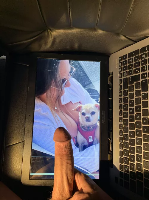 If this was a Live Photo you’d see my cock pulse. Kik berioop