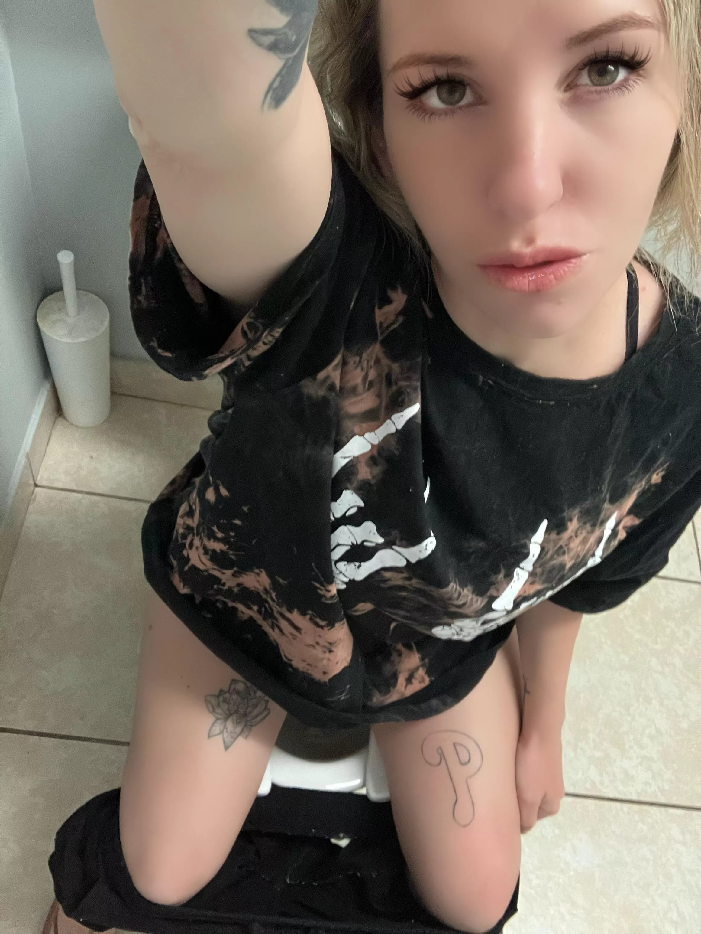 Pee and looking cute 🥰 on the toilet 🚽